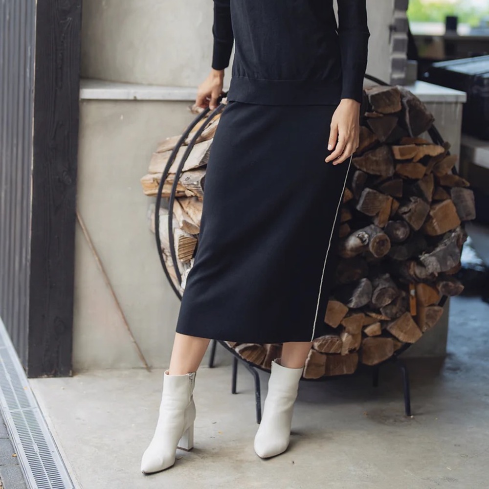 NWT SIDE STRIPE KNIT SKIRT-BLACK